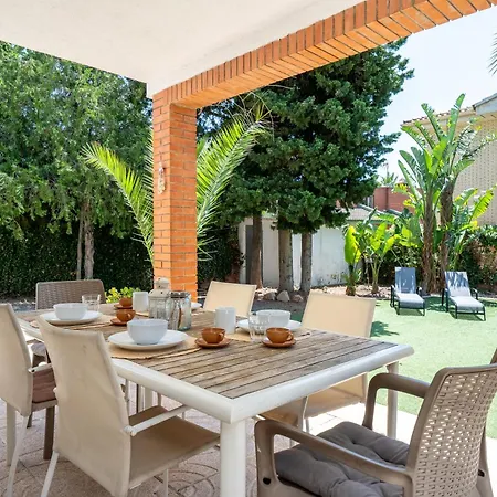 Holiday home With Garden Next To The *