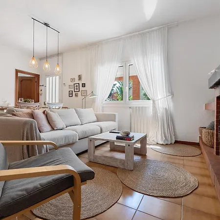 Сasa de vacaciones With Garden Next To The