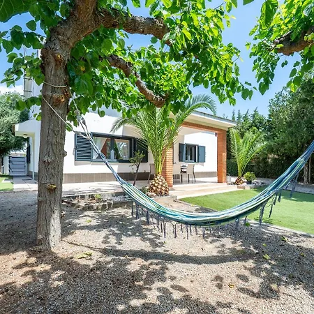Сasa de vacaciones With Garden Next To The *