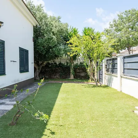 Сasa de vacaciones With Garden Next To The *